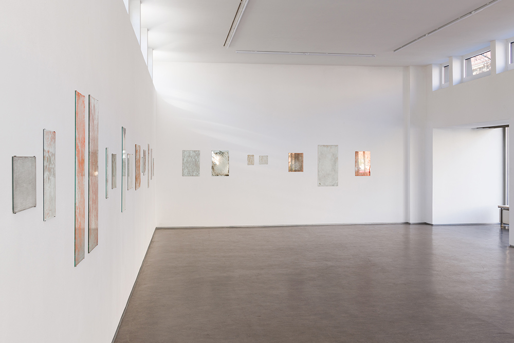 Exhibition view DISPLACED, Alicja Karska, Aleksandra Went; Galerie Stadtpark Krems, 2023; Photo: Stefan Lux; Alicja Karska, Aleksandra Went; Rysunki (drawings), 2023; Room installation; 29 mirrors, various sizes. sizes