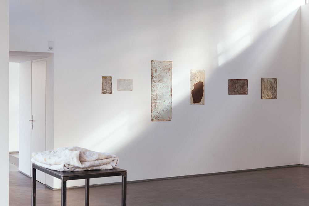 Exhibition view DISPLACED, Alicja Karska, Aleksandra Went; Galerie Stadtpark Krems, 2023; Photo: Stefan Lux; Alicja Karska, Aleksandra Went; Rysunki (drawings), 2023; Room installation; 29 mirrors, various sizes. sizes