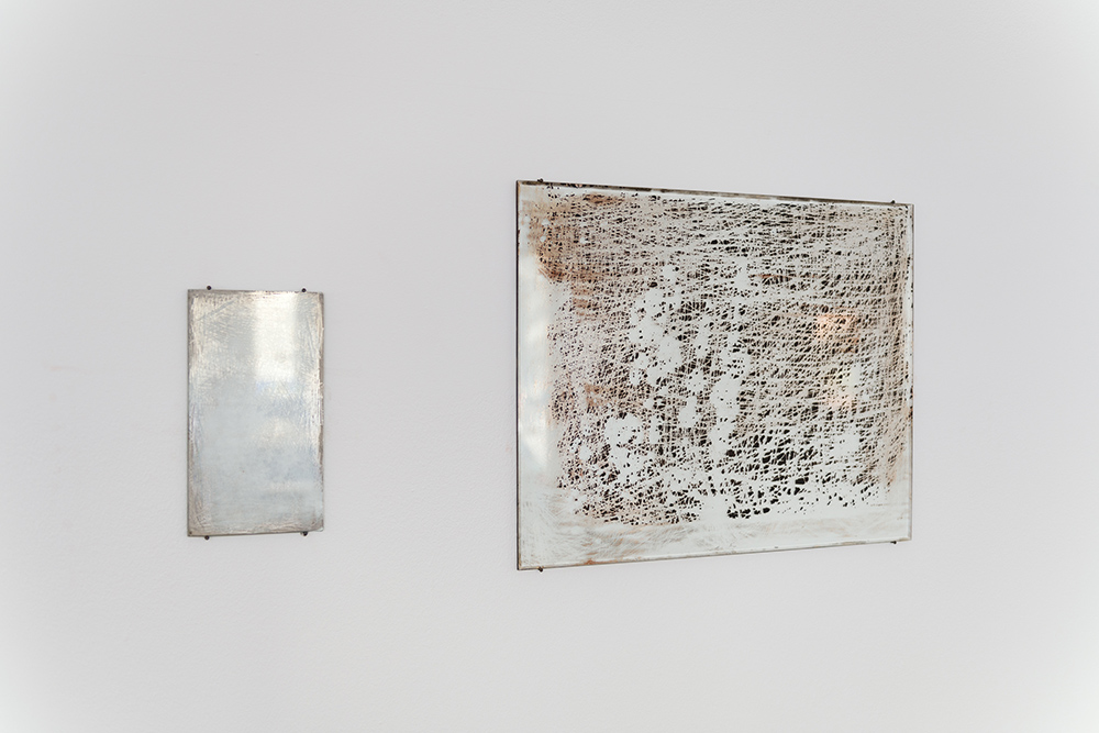 Exhibition view DISPLACED, Alicja Karska, Aleksandra Went; Galerie Stadtpark Krems, 2023; Photo: Stefan Lux; Alicja Karska, Aleksandra Went; Rysunki (drawings), 2023; Room installation; 29 mirrors, various sizes. sizes