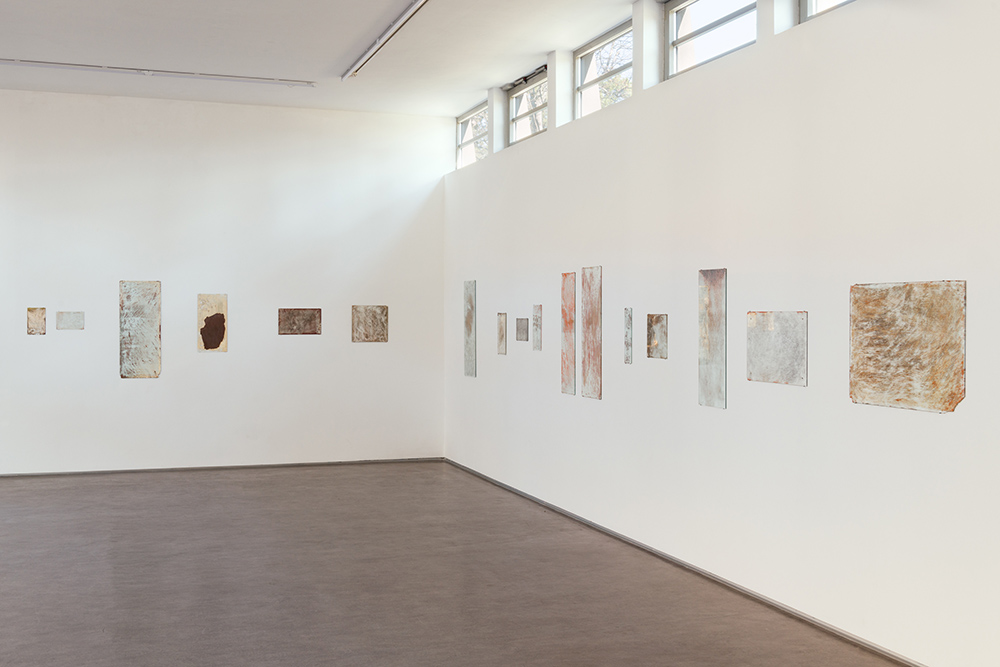 Exhibition view DISPLACED, Alicja Karska, Aleksandra Went; Galerie Stadtpark Krems, 2023; Photo: Stefan Lux; Alicja Karska, Aleksandra Went; Rysunki (drawings), 2023; Room installation; 29 mirrors, various sizes. sizes