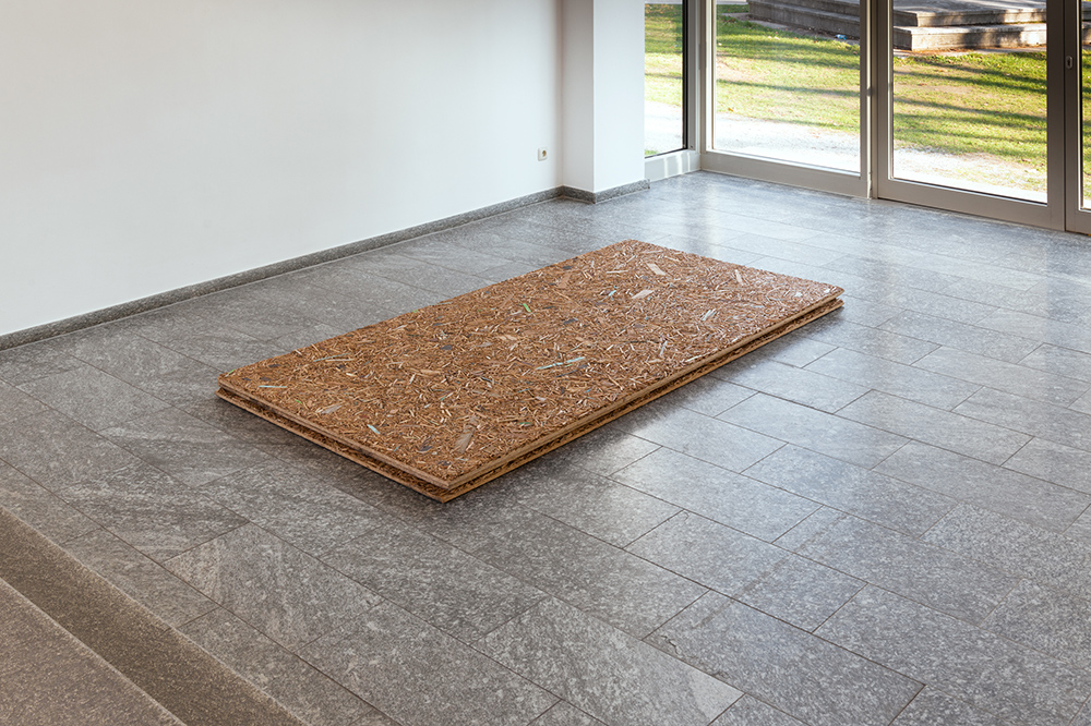 Exhibition view DISPLACED, Alicja Karska, Aleksandra Went; Galerie Stadtpark Krems, 2023; Photo: Stefan Lux; Alicja Karska, Aleksandra Went; Boards, 2019; 3 plates, each 122 x 245 cm; Photo: Stefan Lux