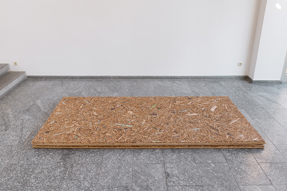 Exhibition view DISPLACED, Alicja Karska, Aleksandra Went; Galerie Stadtpark Krems, 2023; Photo: Stefan Lux; Alicja Karska, Aleksandra Went; Boards, 2019; 3 plates, each 122 x 245 cm; Photo: Stefan Lux